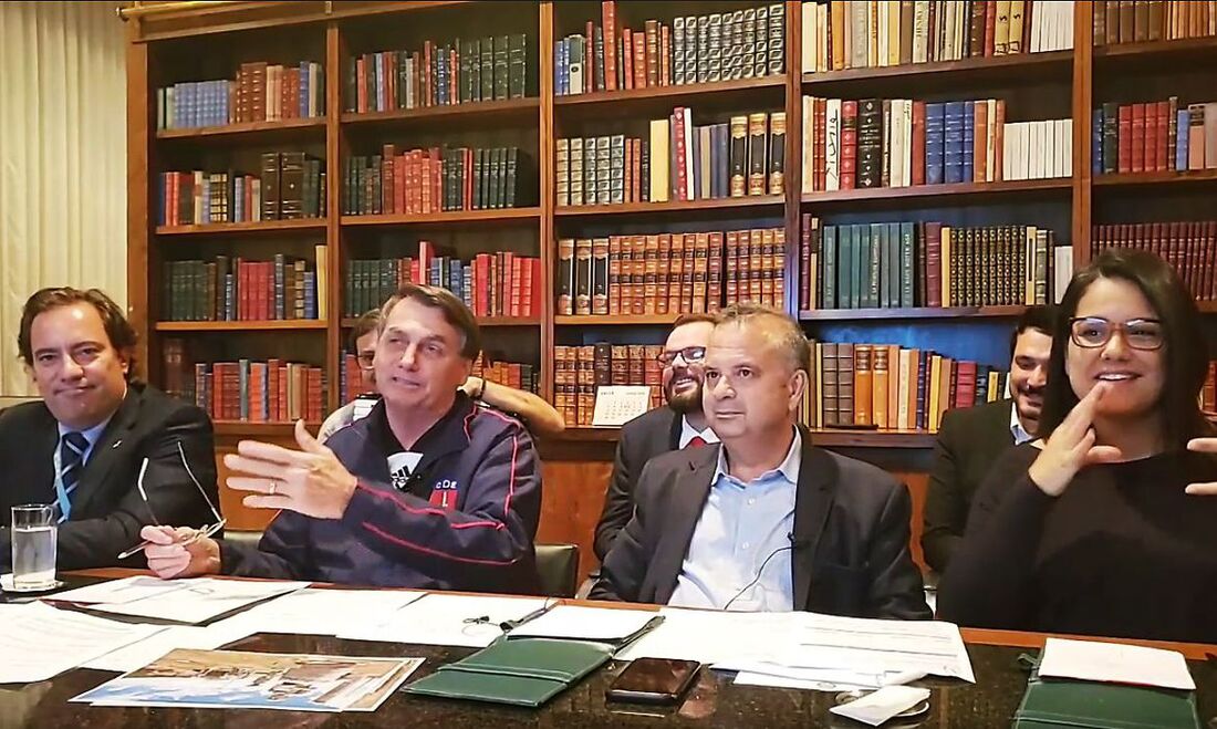 Jair Bolsonaro em live no facebook