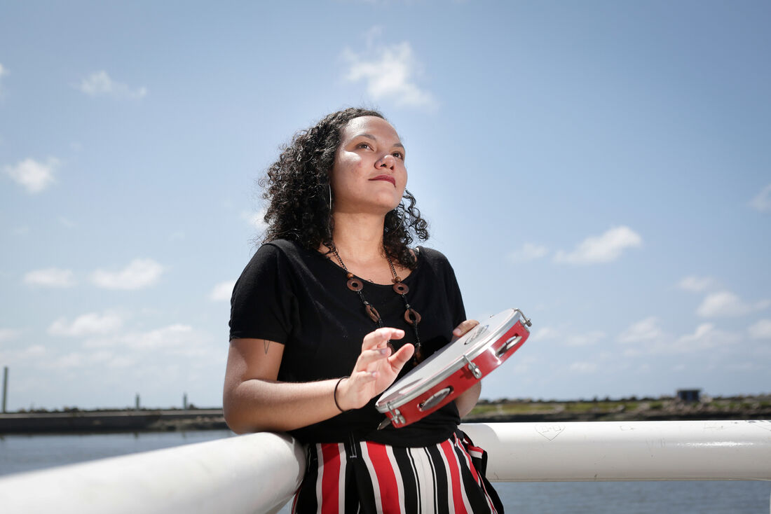 Poetisa Ana Carla Santiago é uma das integrantes do projeto literário