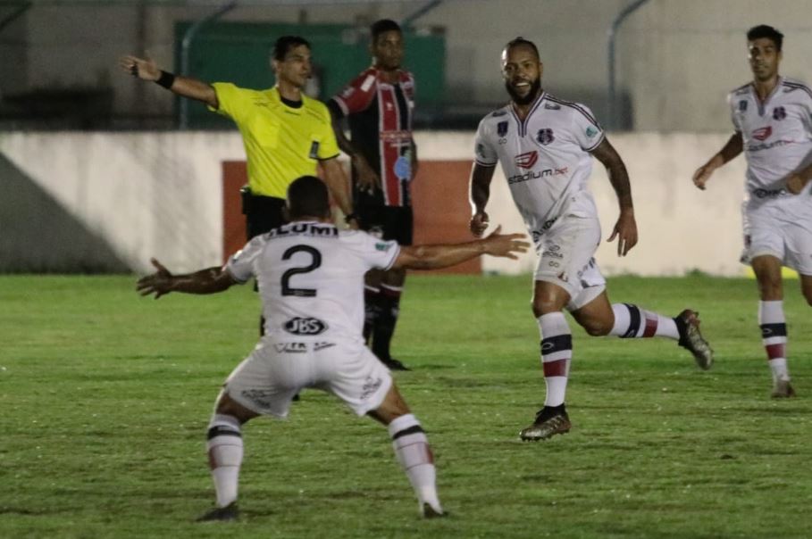 Paulinho é absoluto no meio de campo do Santa Cruz