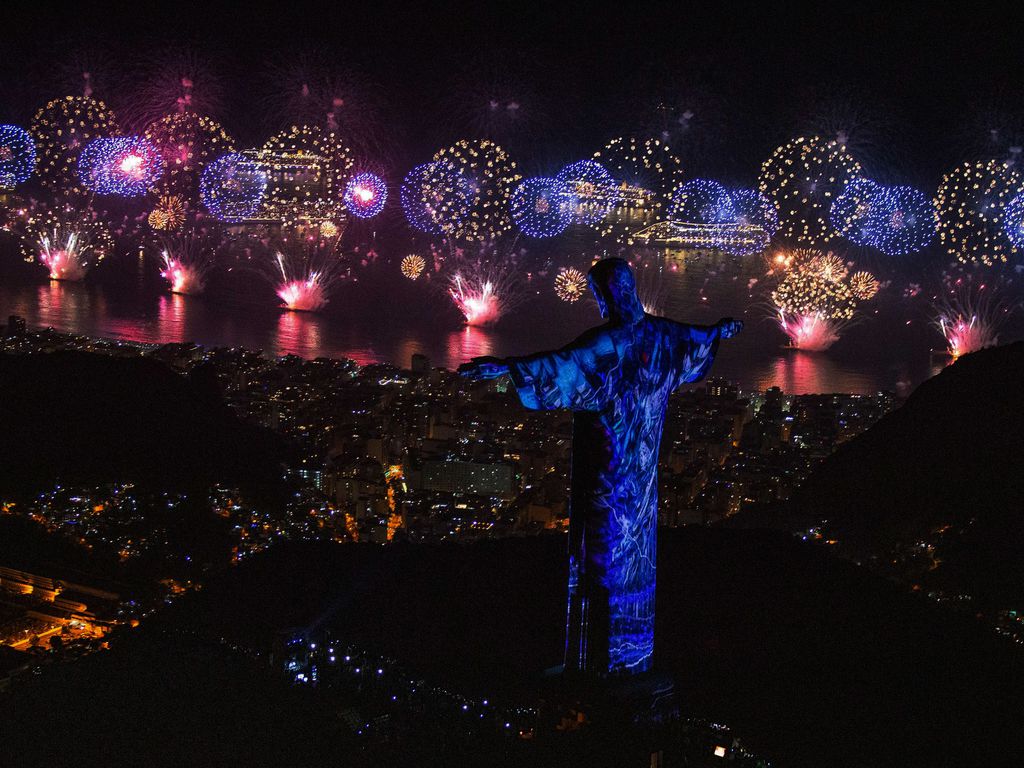 Tradicional queima de fogos em Copacabana, no Rio 