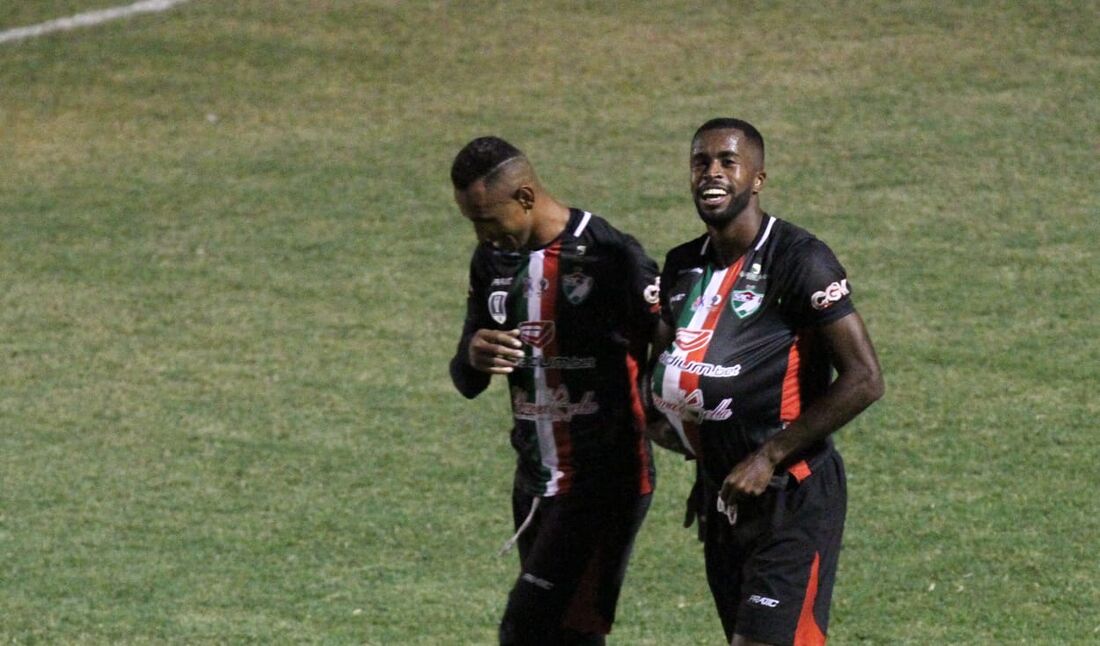 William Daltro comemora seu gol diante do Afogados