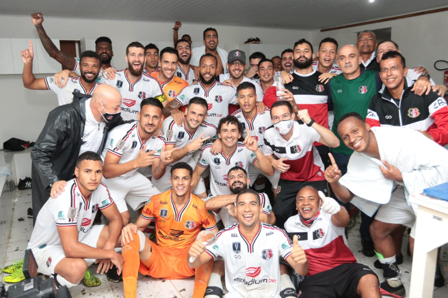 Elenco coral comemorando a classificação às quartas de final da Copa do Nordeste