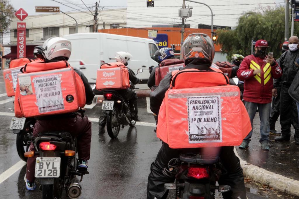 Entregadores que utilizam os aplicativos de entrega realizam nesta quarta-feira (1) na Torre do Castelo, em Campinas, interior de São Paulo