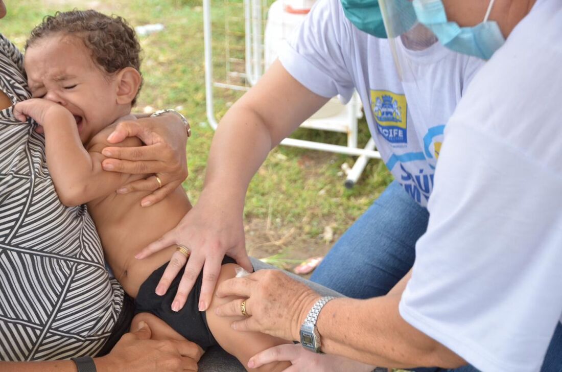 Moradores do Pina são atendidos em ação da Prefeitura do Recife