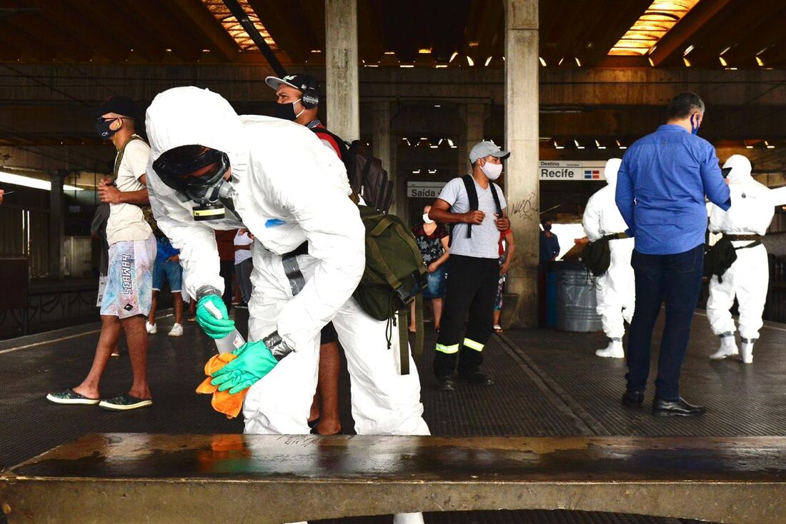 Comando Militar do NE realiza desinfecção na Estação de Metrô Joana Bezerra