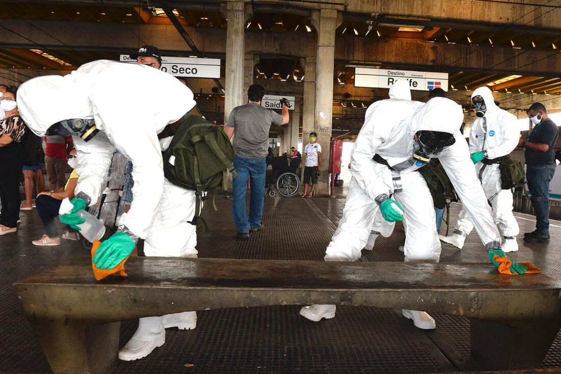 Comando Militar do NE realiza desinfecção na Estação de Metrô Joana Bezerra