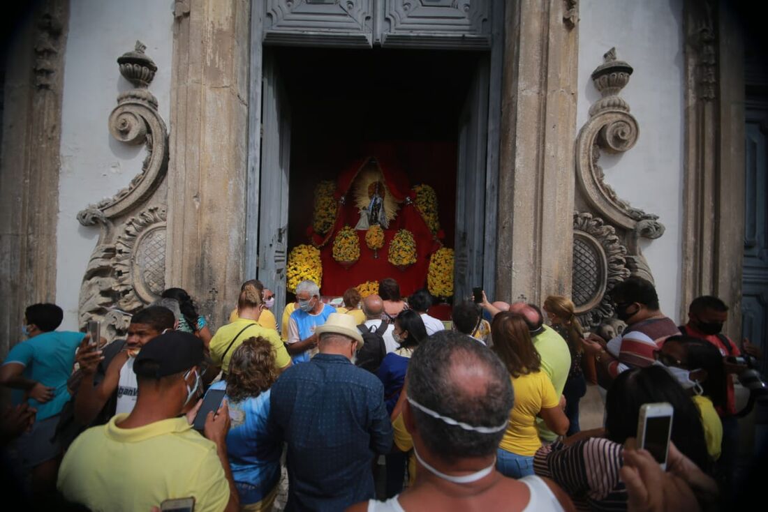 Fiéis à entrada da Basílica do Carmo