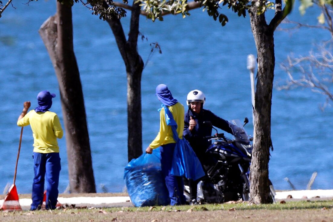 O presidente do Brasil, Jair Bolsonaro, conversa com os trabalhadores durante um passeio de moto no Palácio da Alvorada, em meio ao surto de doença por coronavírus (Covid-19), em Brasília, Brasil, em 23 de julho de 2020