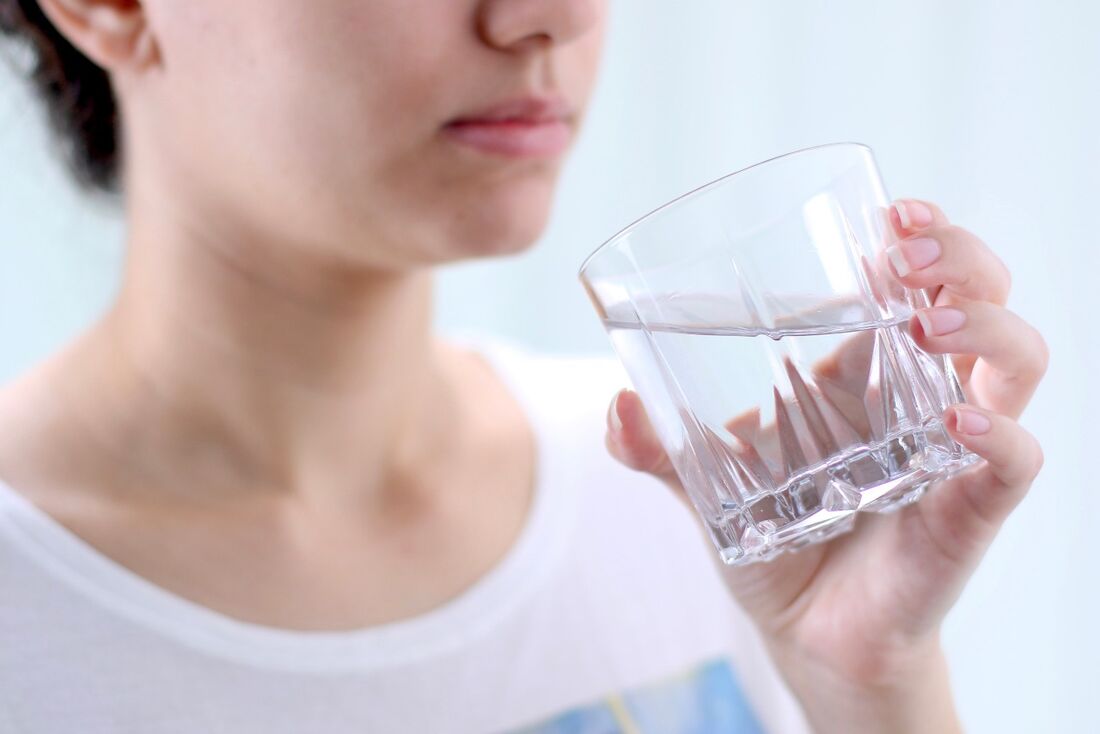 Beber bastante água e fazer muito xixi já ajuda muito, porque mantém a uretra limpa