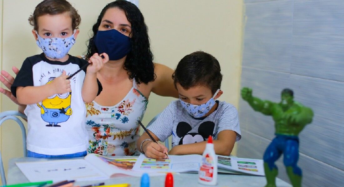 Pollyana Santana e os filhos Enzo e Yan