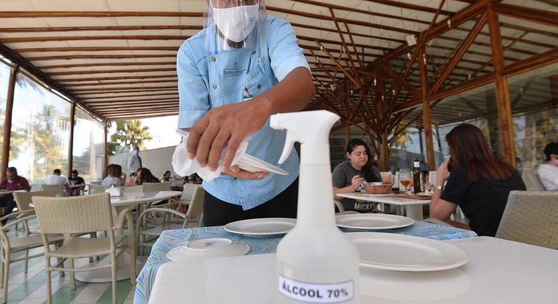 Estabelecimentos alimentícios adotam novos protocolos de higienização e distanciamento social