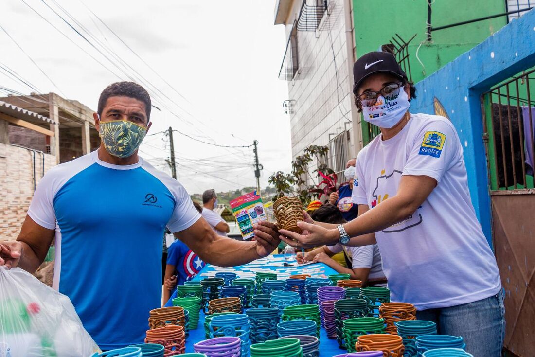 O lixo plástico pode ser trocado por produtos como vasos, saboneteiras e fruteiras