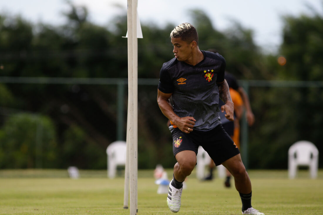 Yan durante treino no CT José Andrade Médicis