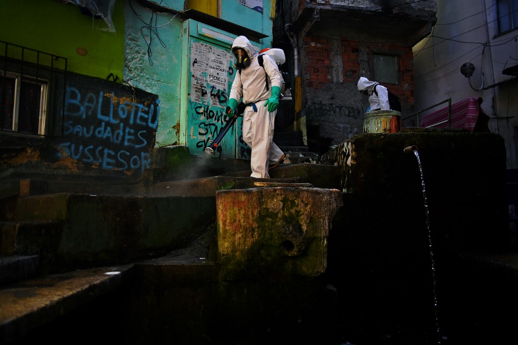 Trabalhador atua na desinfecção das ruas na periferia do Rio de Janeiro