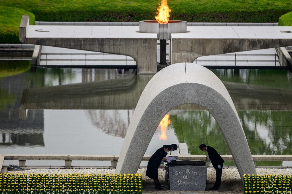 Autoridades japonesas em memorial construído na cidade de Hiroshima