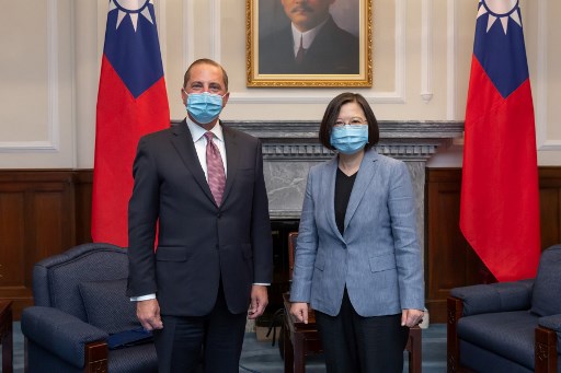 A presidente de Taiwan, Tsai Ing-wen e o secretário de Saúde dos Estados Unidos, Alex Azar