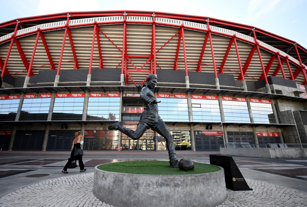 Estátua de Eusébio em frente ao Estádio da Luz, um dos terrenos previstos para receber jogos da Champions