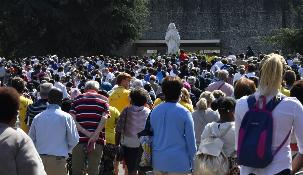 Peregrinação de Nossa Senhora da Assunção reúne menos de metade dos fiéis em Lourdes, na França