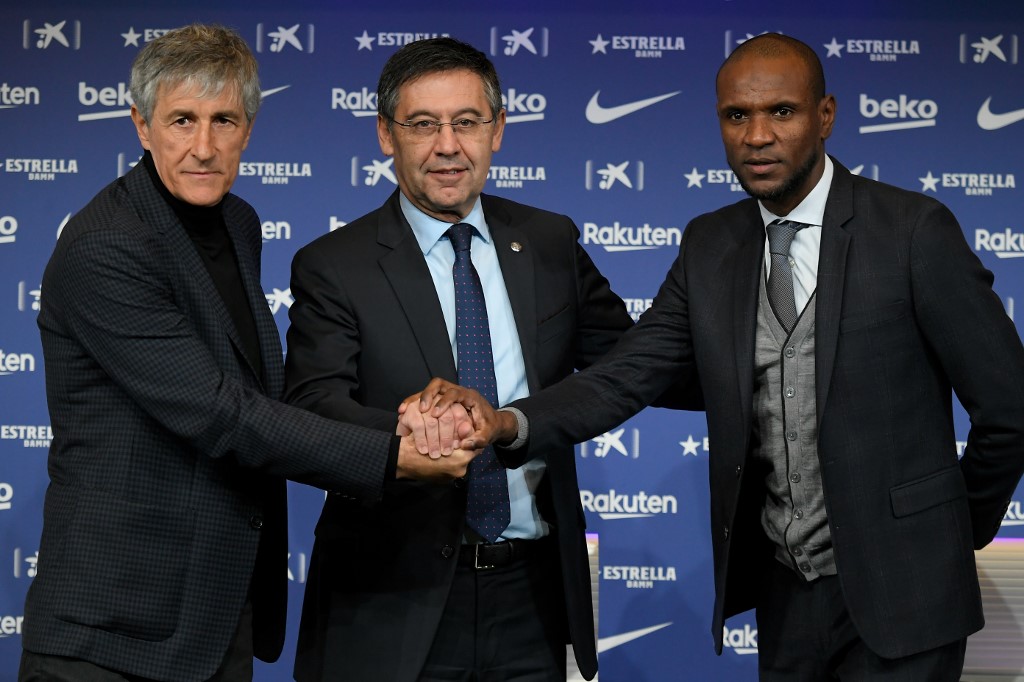 Abidal (D) ao lado do presidente Bartomeu (C) e o ex-técnico Quite Setién (E)