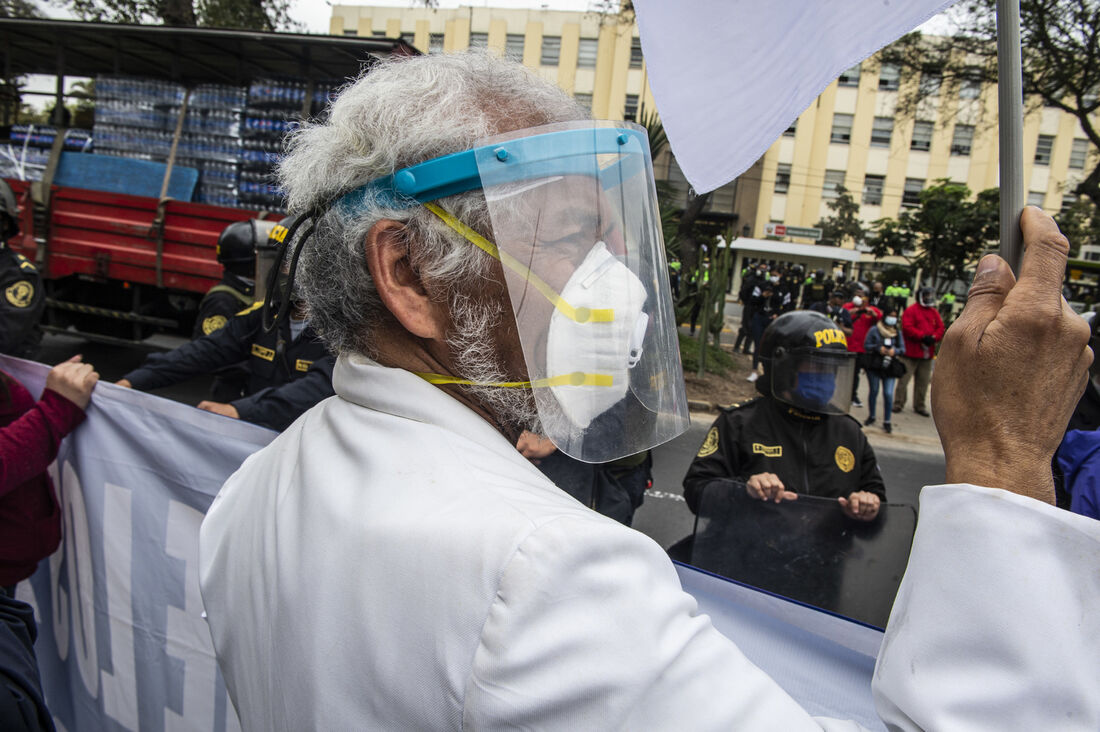 Médico peruano em protesto