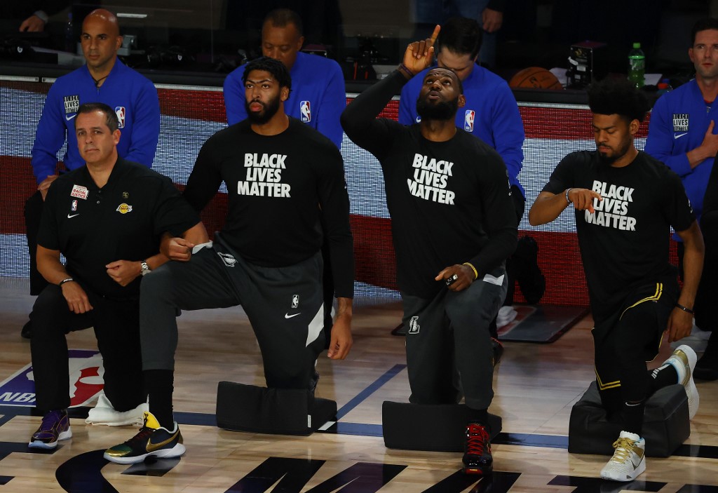 Jogadores do L.A. Lakers protestaram antes do jogo