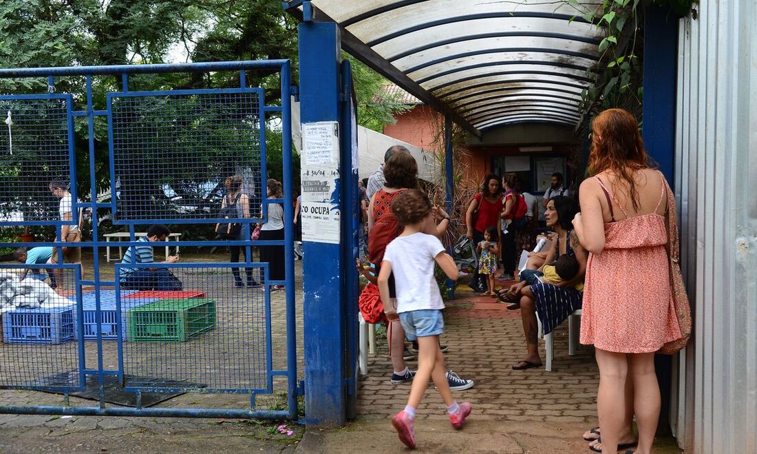 Crianças e responsáveis em creche