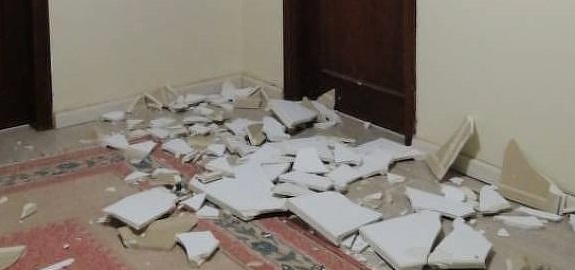 Parte do teto de gesso da casa, destruído pela explosão em Beirute