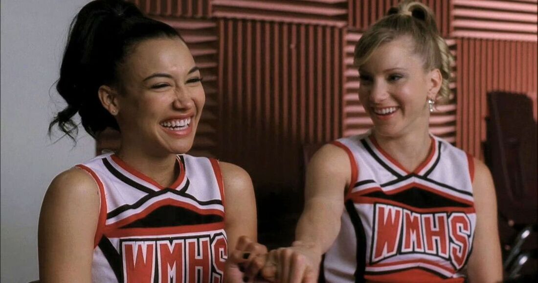 Naya Rivera e Heather Morris em cena de 'Glee'