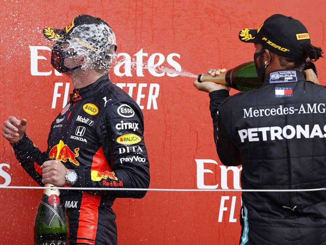 Hamilton joga champanhe em Verstappen