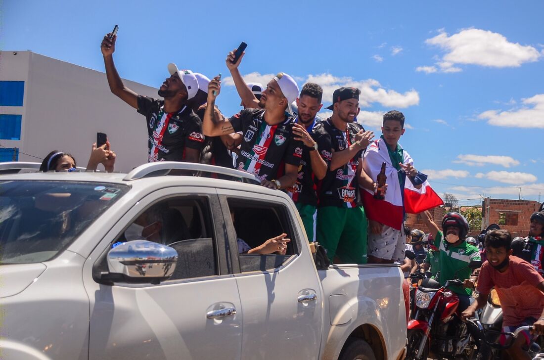 Festa em Salgueiro após o título estadual