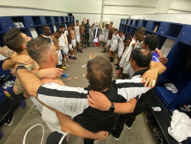 Elenco do Ceará reunido após vitória por 2x0 sobre o tlético/GO