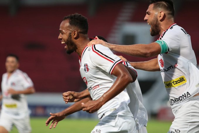 Denilson e William Alves fizeram 'dobradinha' da defesa no primeiro gol tricolor