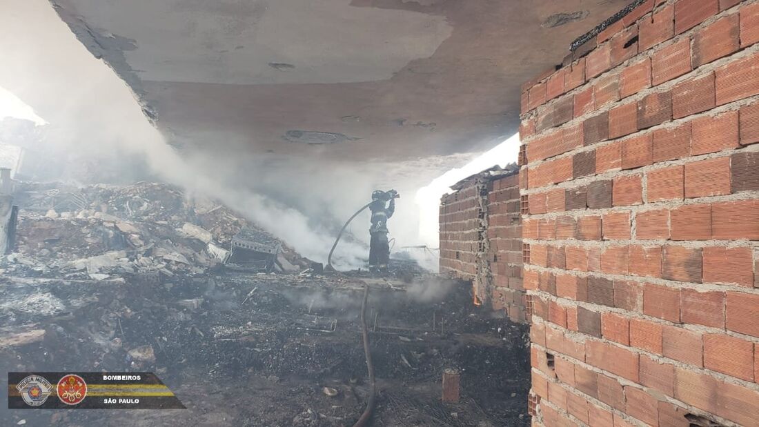 Incêndio em comunidade na Penha