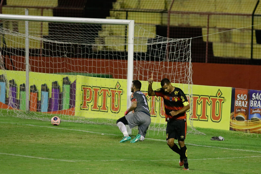 Elton marcou dois gols contra o Petrolina