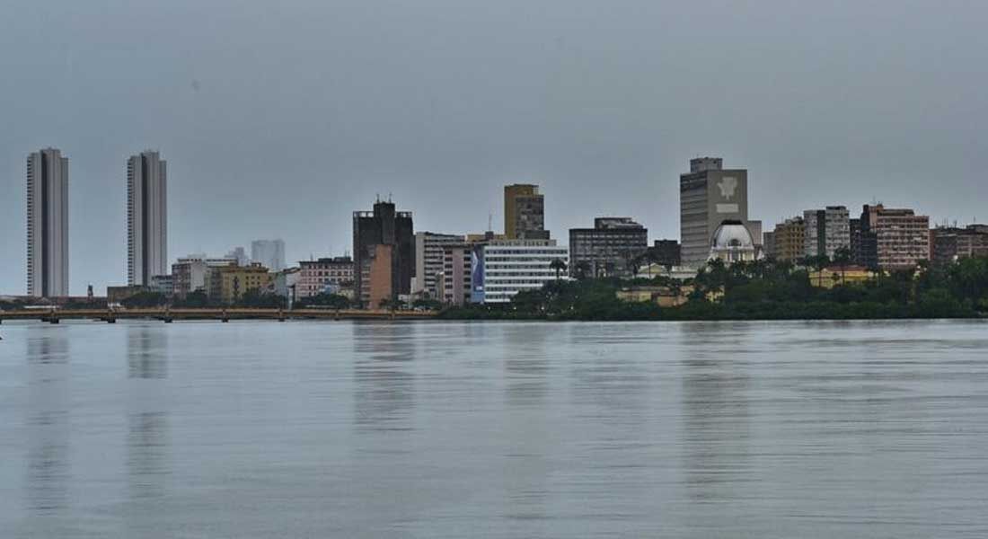 Recife em dia de chuva