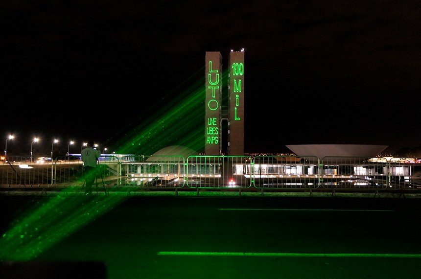 s projeções a laser poderão ser vistas nas torres do Congresso Nacional das 18h às 20h30