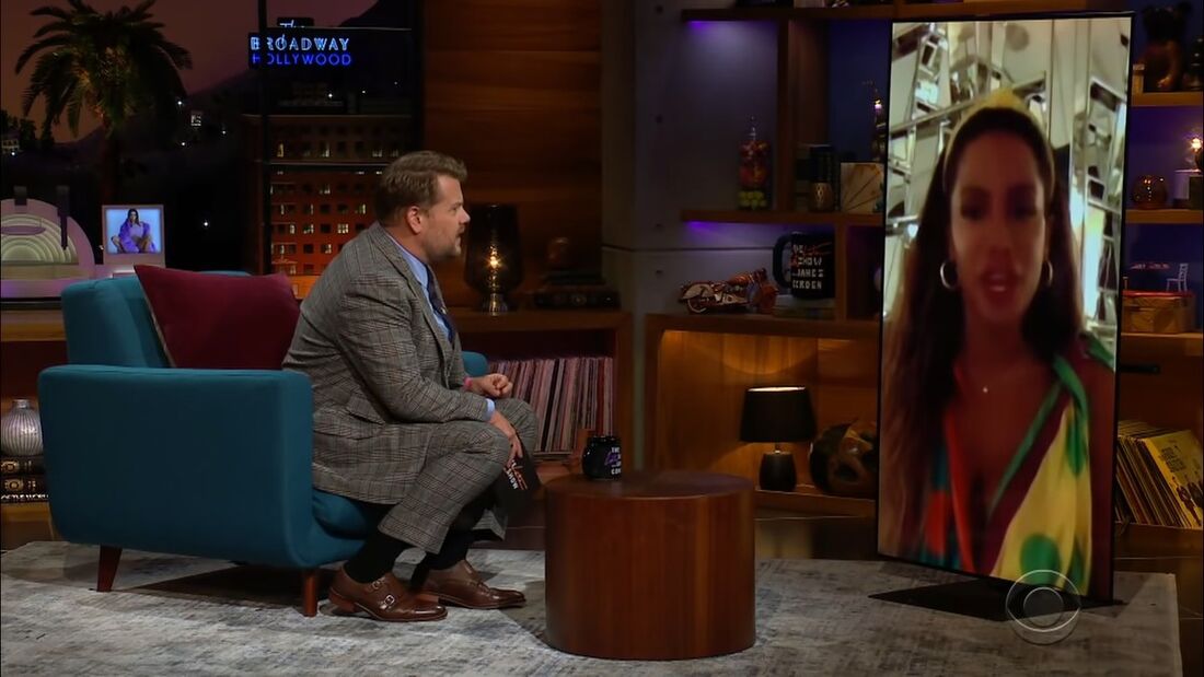 Anitta em entrevista ao apresentador James Corden