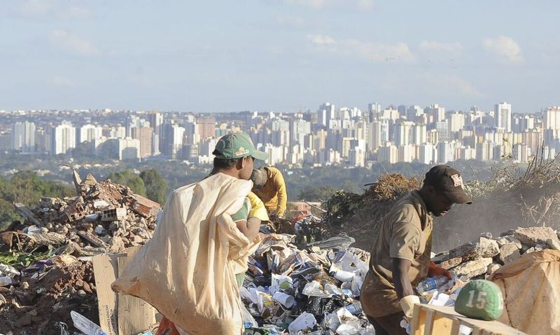 Lixão em cidade grande do  Brasil