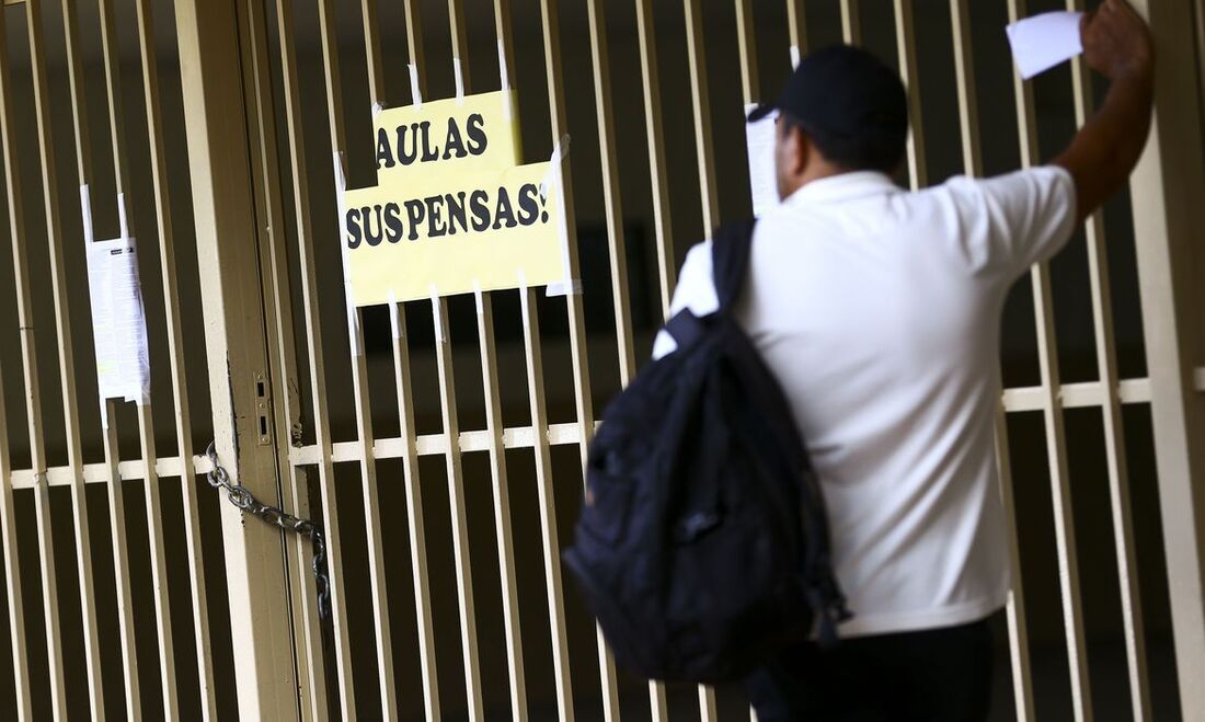 Portão de escola fechado pela suspensão de aulas