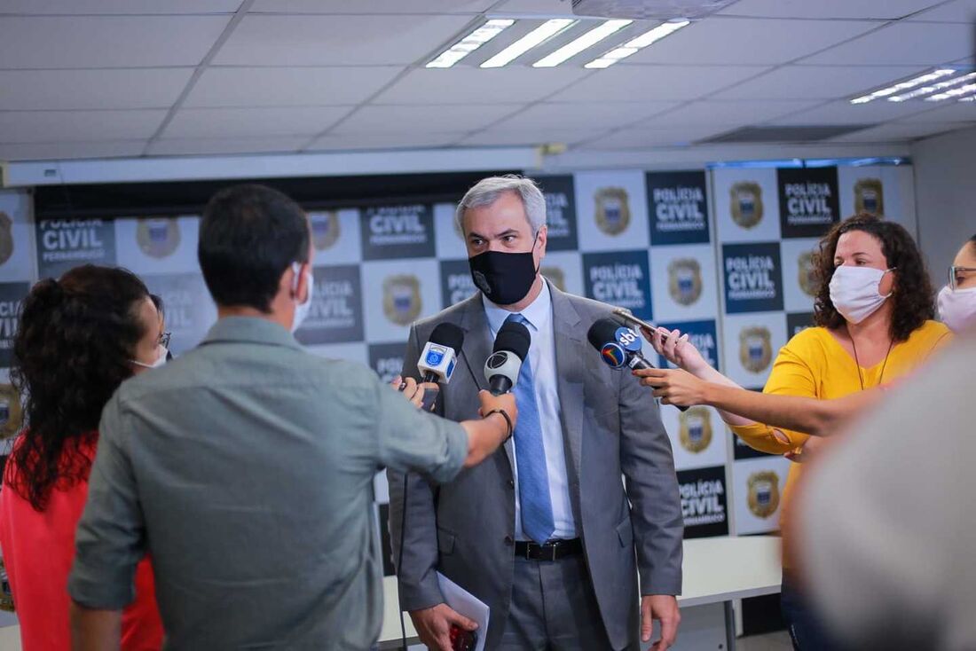 Coletiva sobre a operação. Na foto, o delegado Antônio Barros, da Diretoria Integrada Metropolitana