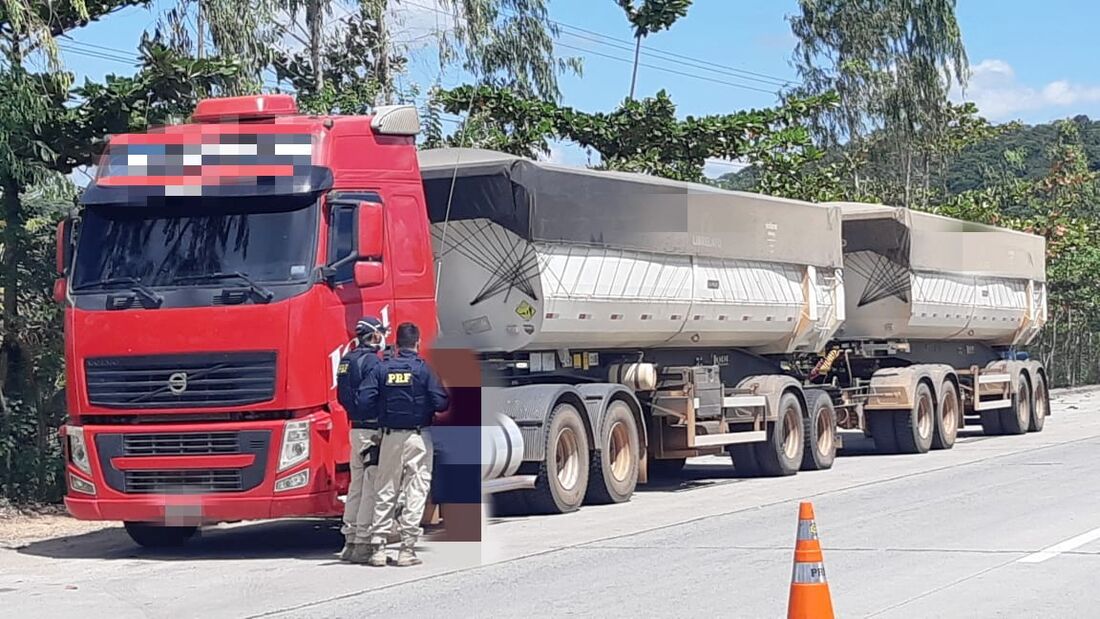 Veículos foram recolhidos durante a fiscalização na rodovia