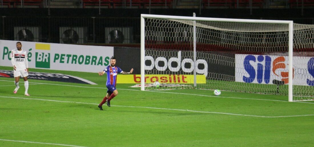 Rossi abriu o placar do jogo no Morumbi