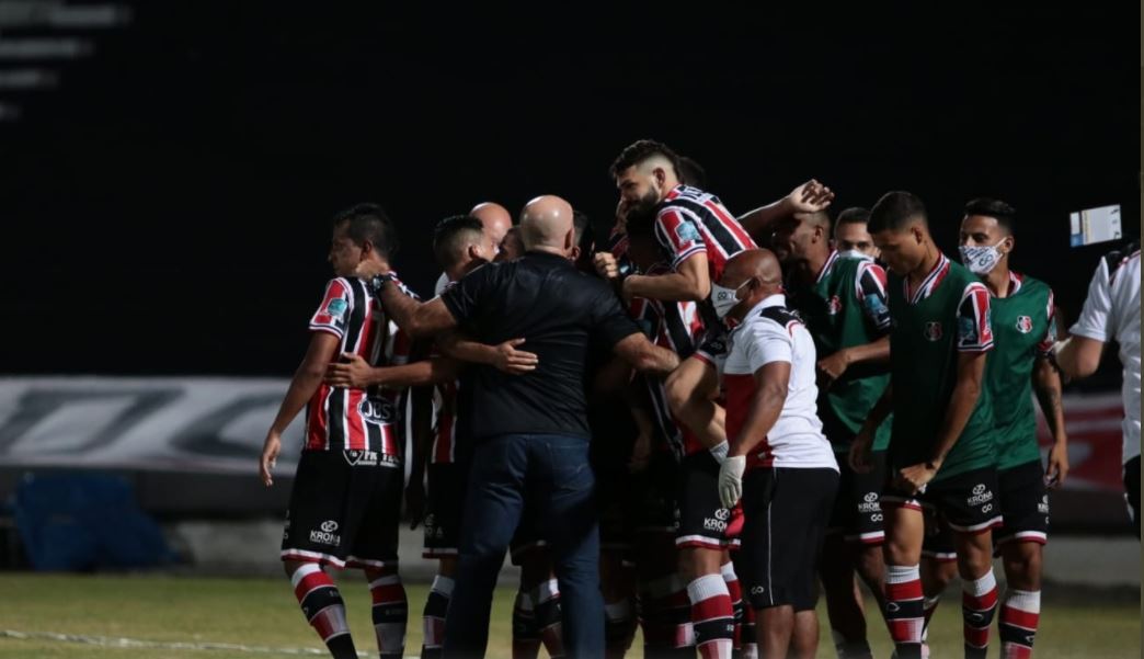 Técnico tricolor comemorando o triunfo por 3x2 sobre o Treze/PB, no Arruda