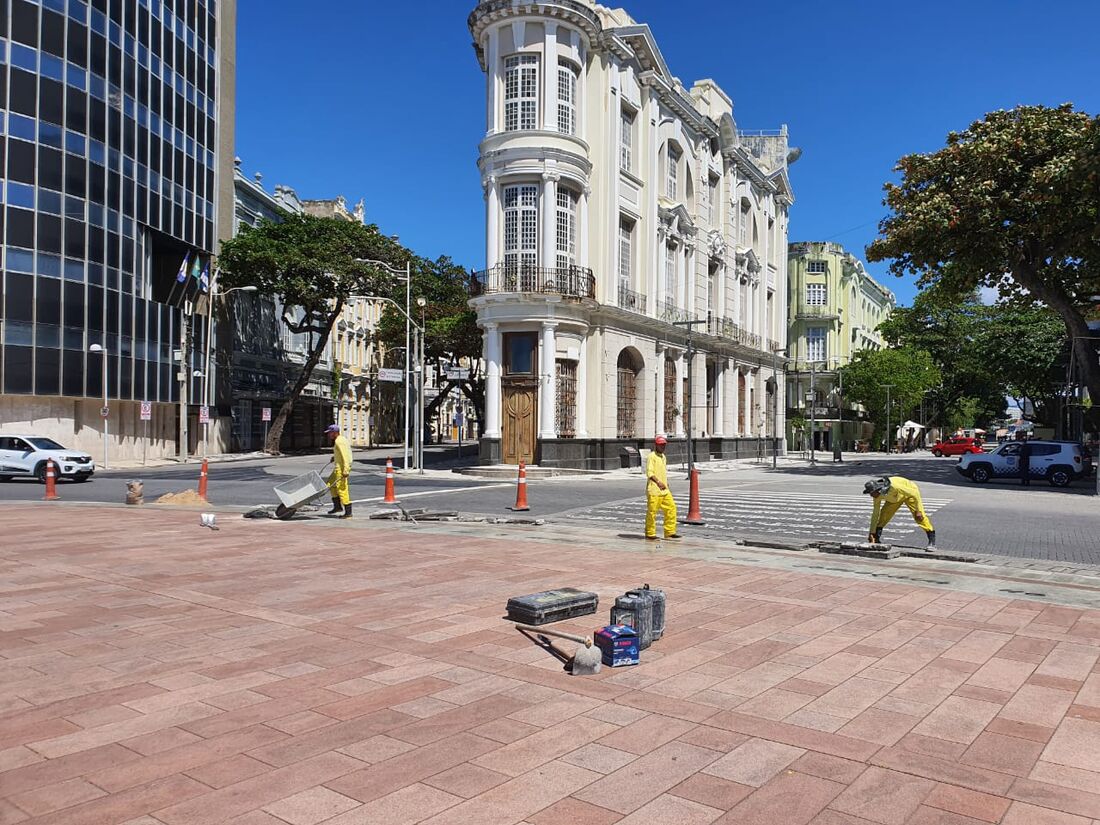 Substituição das placas de canaletas no Marco Zero