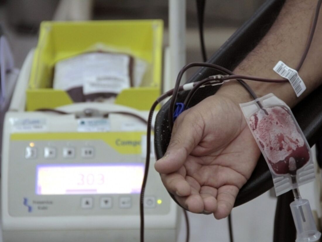 Paciente realizando doação de sangue