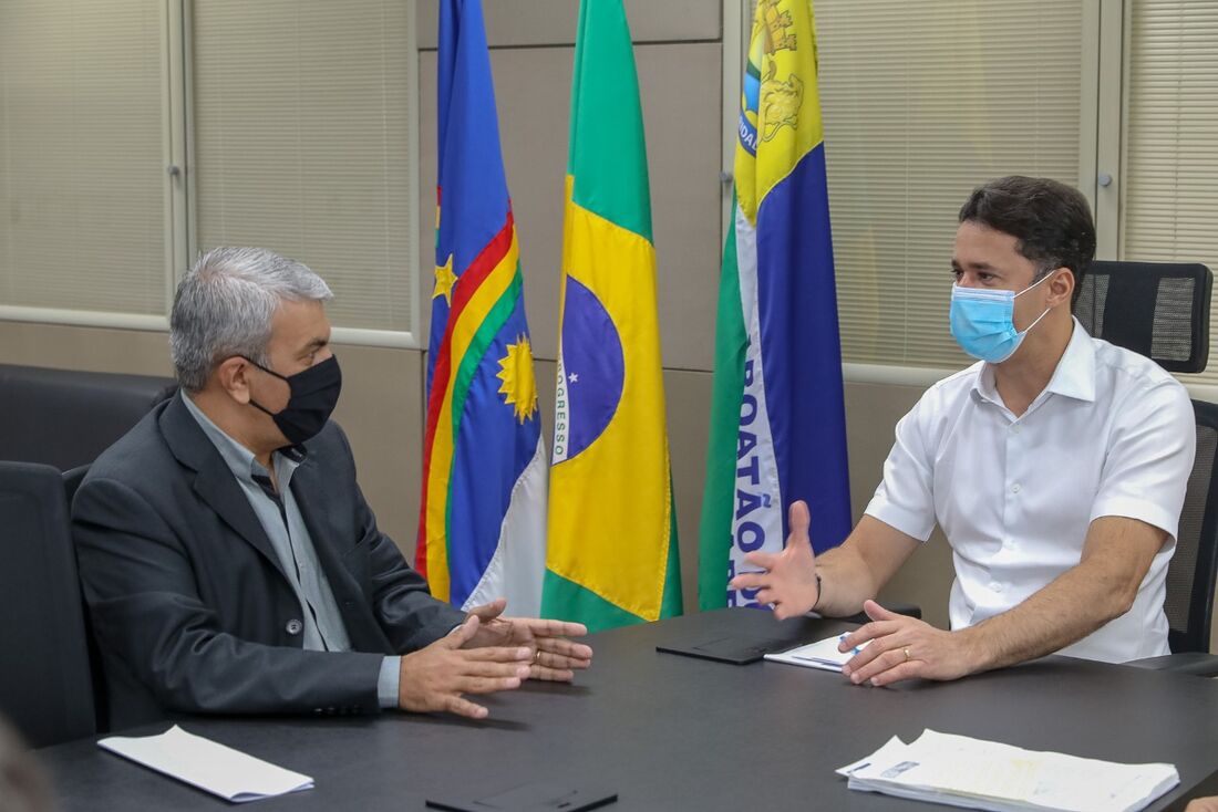 Reunião do prefeito com o gerente do Grupo Petrópolis