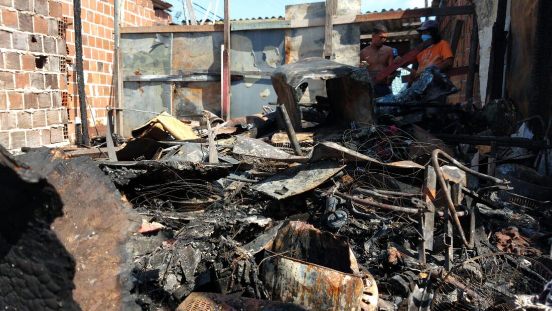 Casas foram completamente destruídas por incêndio no Pina