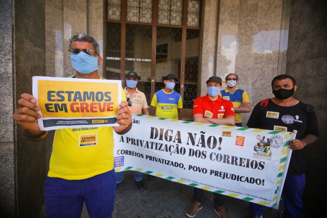 Funcionários dos Correios fazem ato em frente à agência da Avenida Guararapes