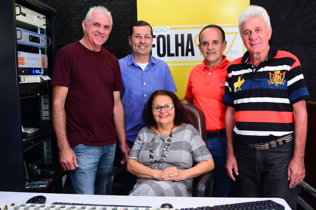 Marcos Aurélio, Marise Rodrigues, Jota Batista, Antônio Fernando e Neneo de Carvalho estão na rádio desde a fundação. A foto foi tirada antes da pandemia.