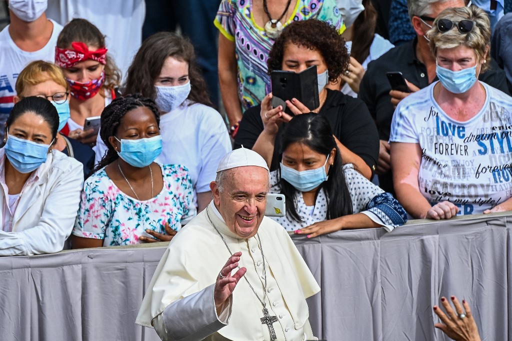 Papa Francisco junto aos fiéis